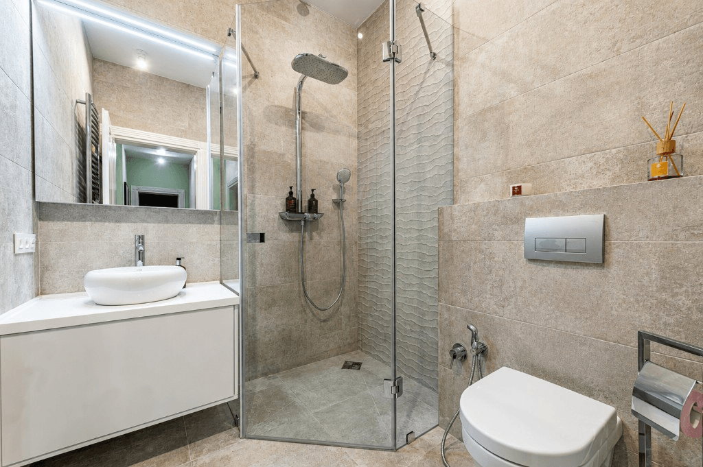 Modern banyo dekorasyonu — lavabo, duş ve doğal taş dokulu yüzeyler
